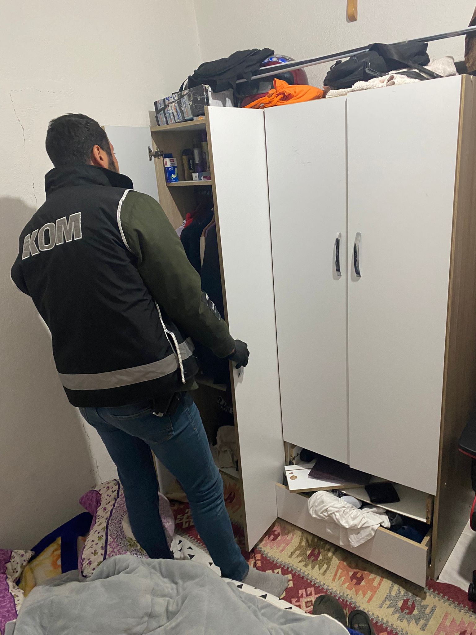 MARMARİS POLİSİ ÜÇ İLDE EŞ ZAMANLI OPERASYON YAPTI 3 TUTUKLAMA