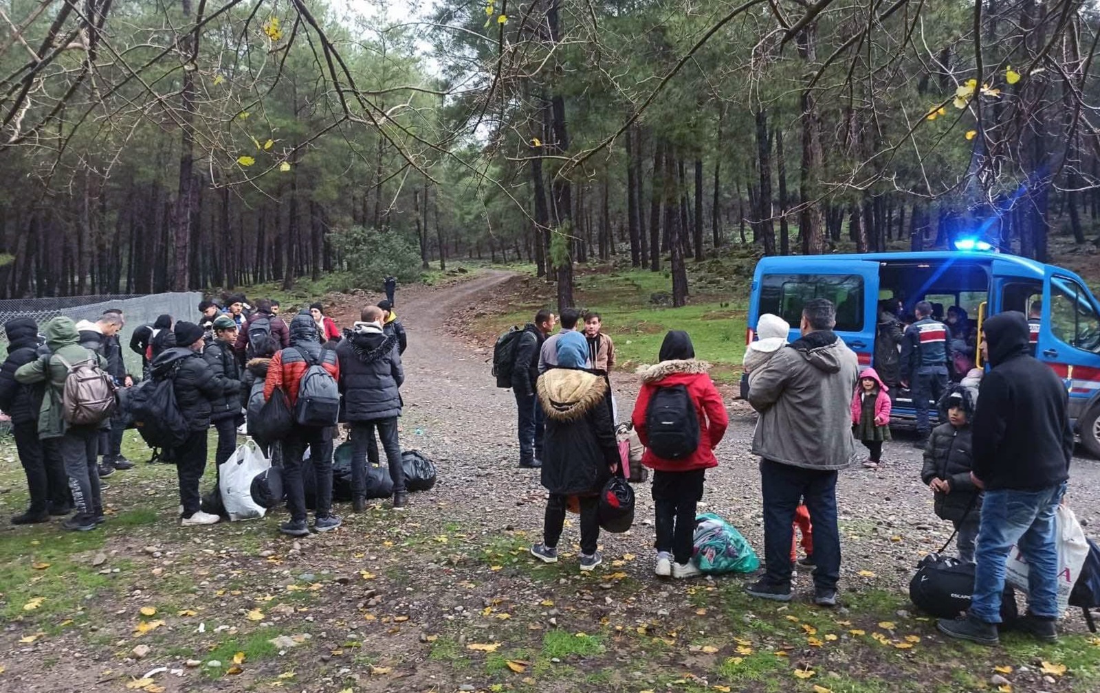 YASADIŞI YOLLAR İLE YURT DIŞINA KAÇMAK İSTEYEN 127 GÖÇMENİ JANDARMA YAKALADI