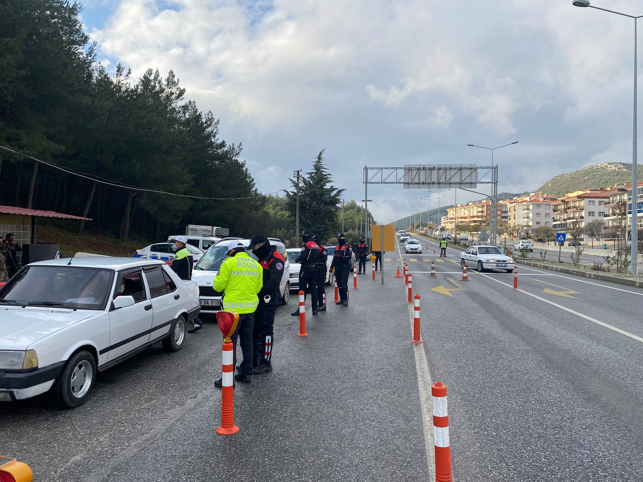 MUĞLA'DA POLİS YOL DENETİMLERİNİ ARTIRDI