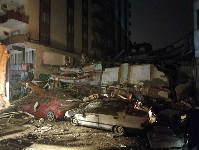 ENKAZ ALTINDA KALANLAR İLE DALGA GEÇENLER GÖZALTINA ALINDI