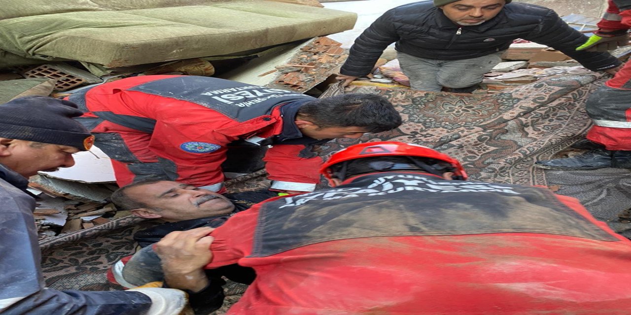 Büyükşehir Ekipleri Depremden 26 Kişiyi Kurtardı