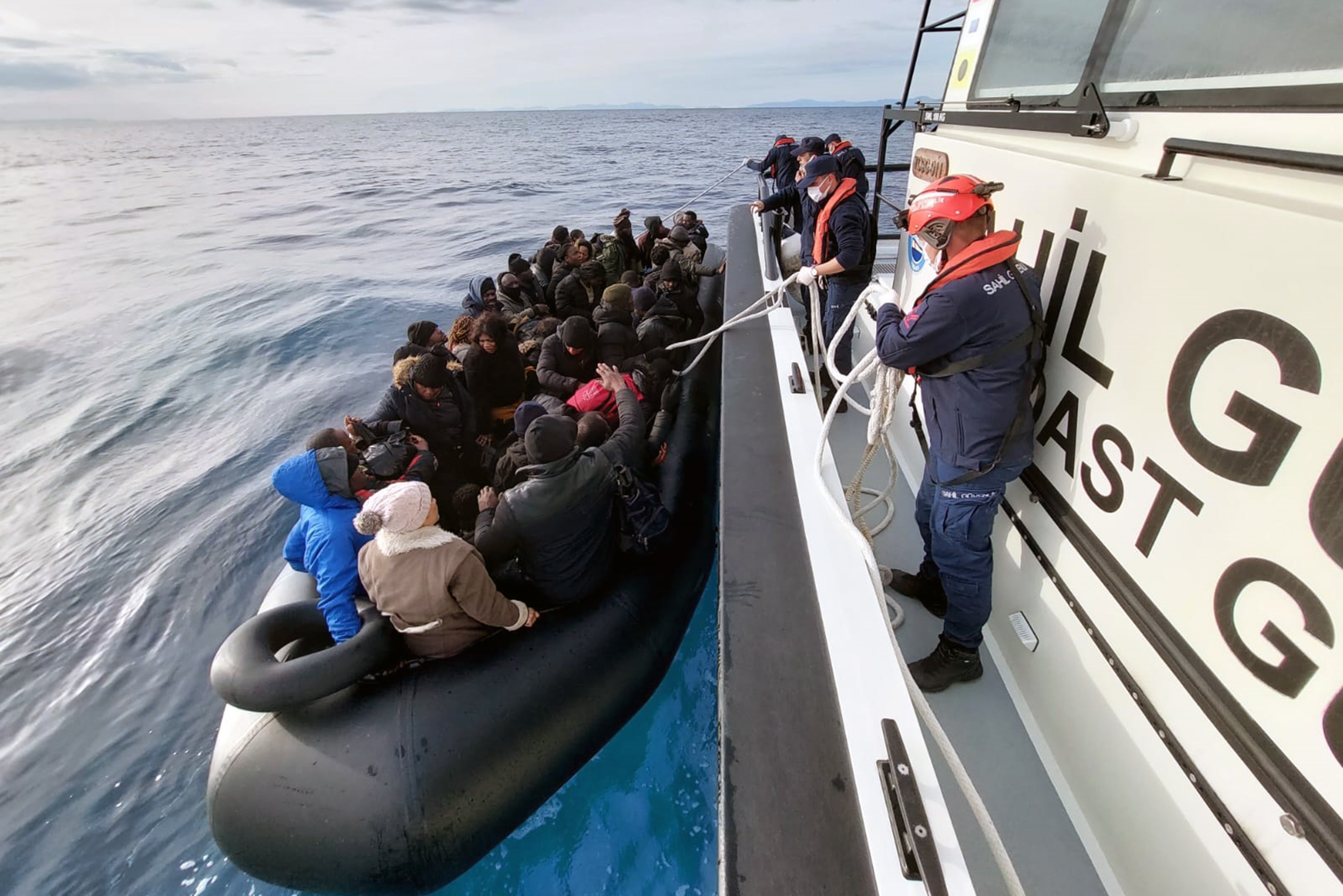 41 DÜZENSİZ GÖÇMEN FETHİYE KARASULARINDA KURTARILDI