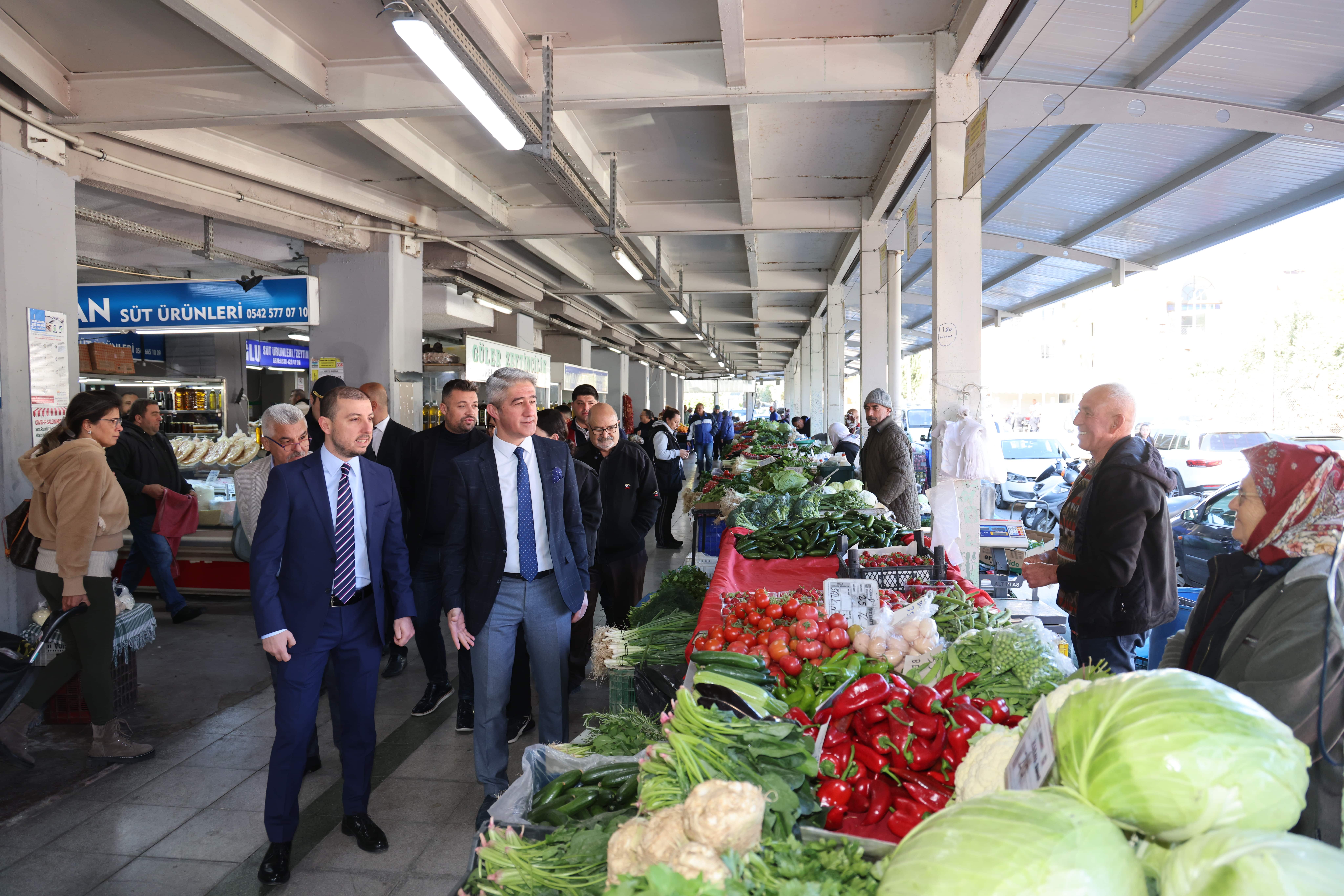 BAŞKAN OKTAY SEMT PAZARINDAN ALIŞVERİŞ YAPIP VATANDAŞ VE PAZARCILAR İLE SOHBET ETTİ