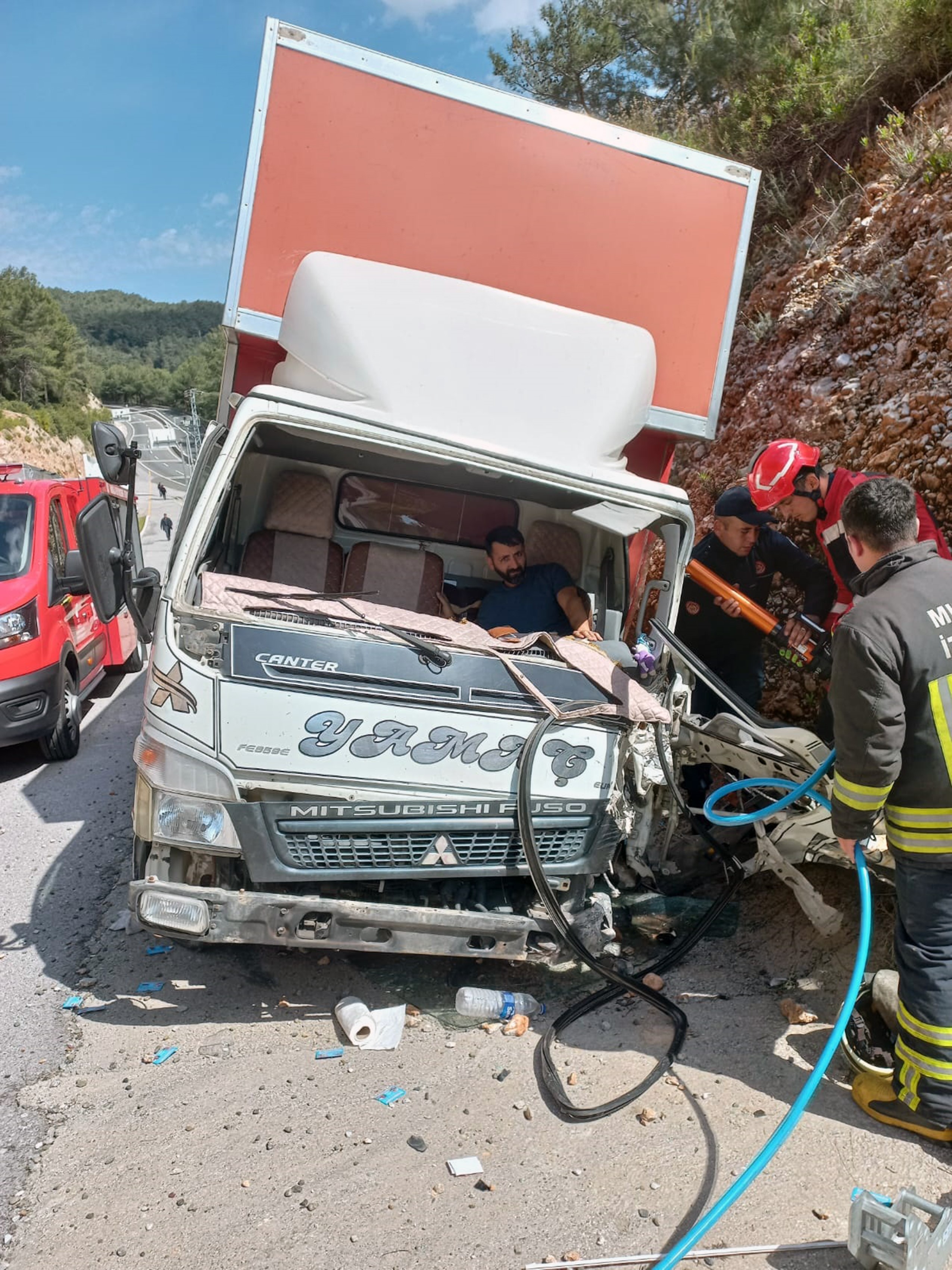 Sakartepe'de kamyon elektrik direğine çarptı
