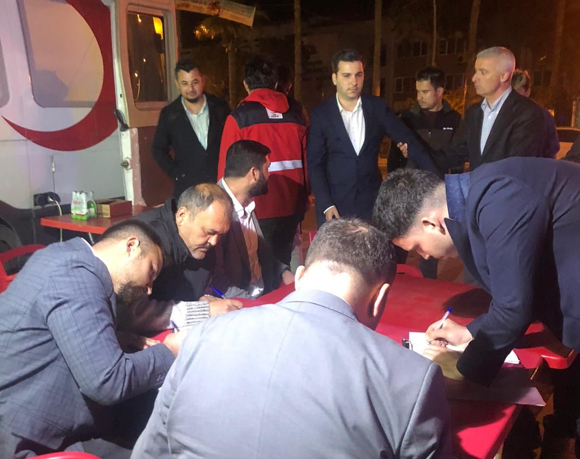 Ak Gençler oruçlarını açıp kan vermeye gittiler