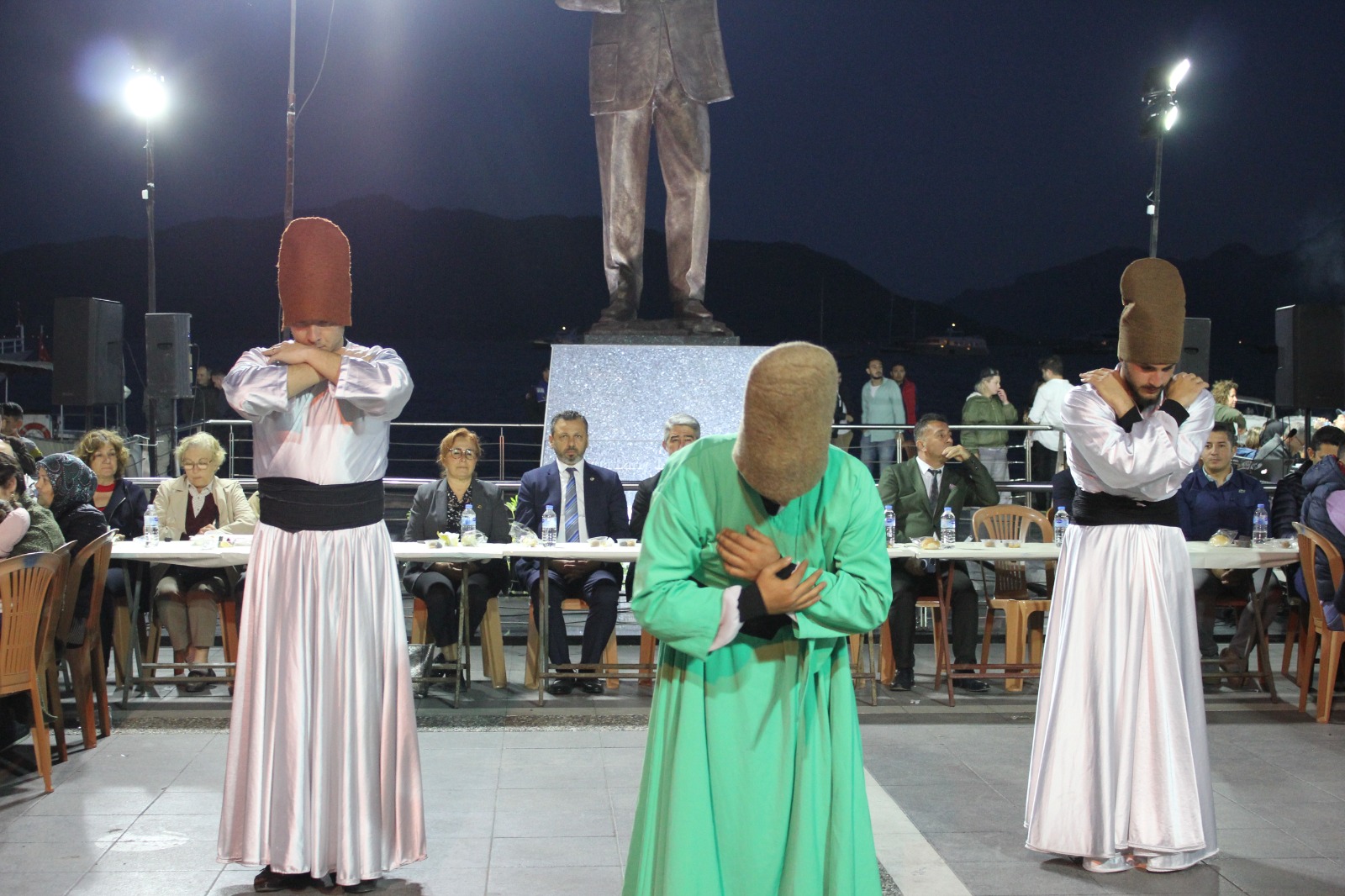 Marmarisliler iftarda Atatürk meydanında buluştu