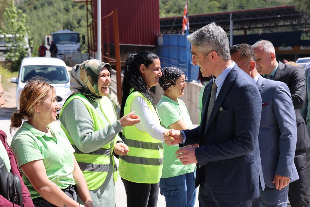 BAŞKAN OKTAY PERSONELLE BAYRAMLAŞTI