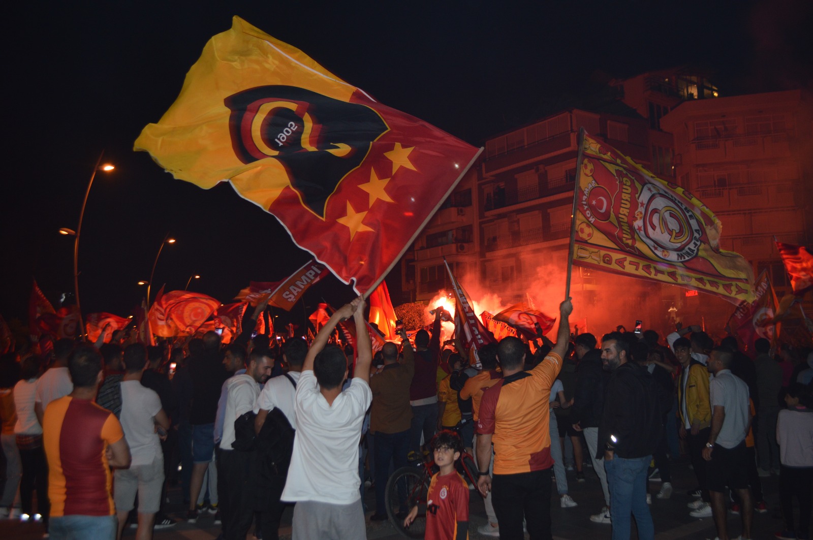MARMARİSLİ GALATASARAYLILARIN SEVİNCİ DÜN GECE SOKAKLARA TAŞTI