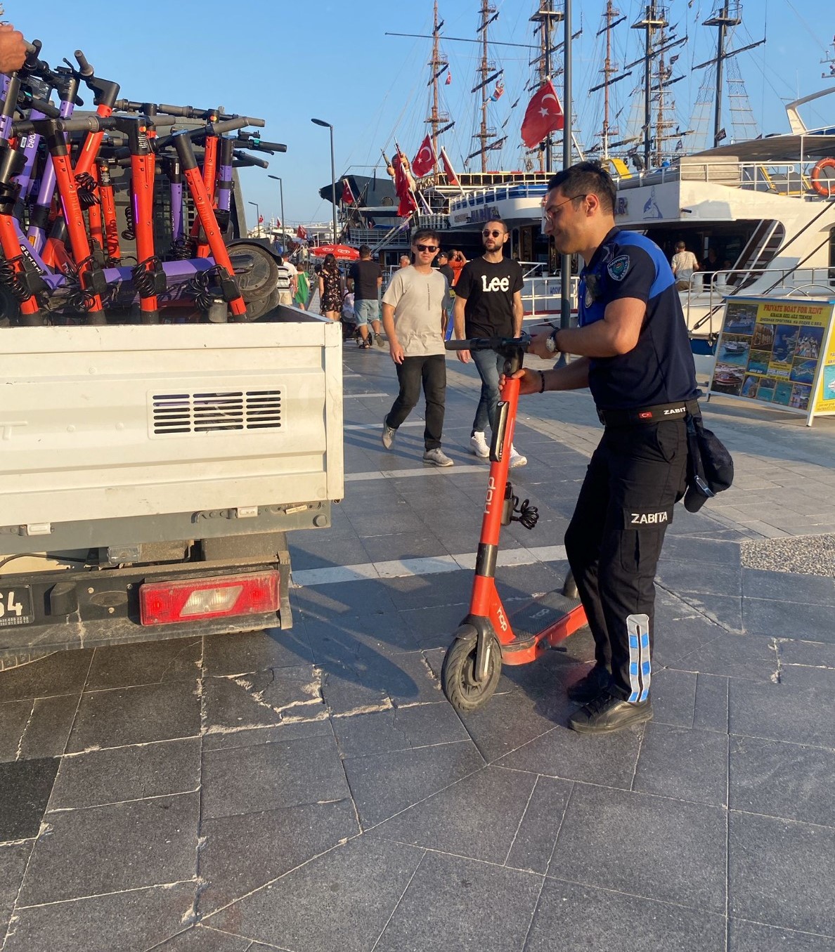 ZABITA SAÇMA SAPAN YERLERE BIRAKILAN SKUTERLARI TOPLADI