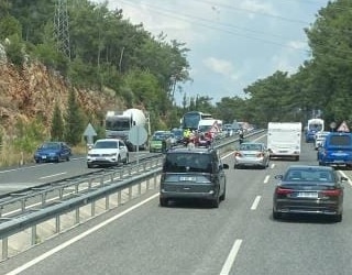 GÖKÇE'DE BETON MİKSERİNE OTOMOBİL ÇARPTI İKİ YARALI