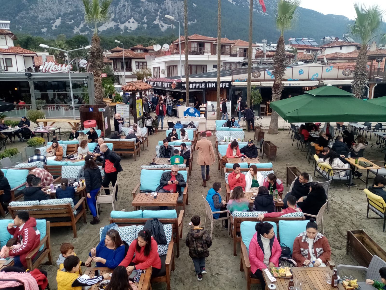 AKYAKA'DA ESNAF YENİ YILIN İLK GÜNÜ BAYRAM ETTİ