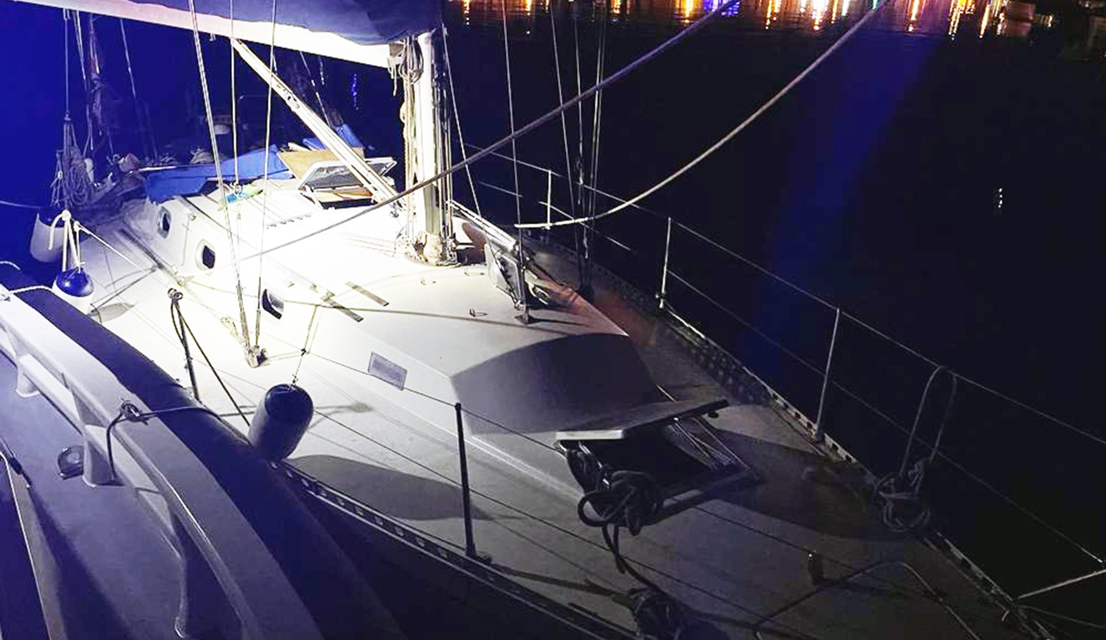 MARMARİS AÇIKLARINDA 13 KAÇAK GÖÇMEN BİR TEKNEDE YAKALANDI