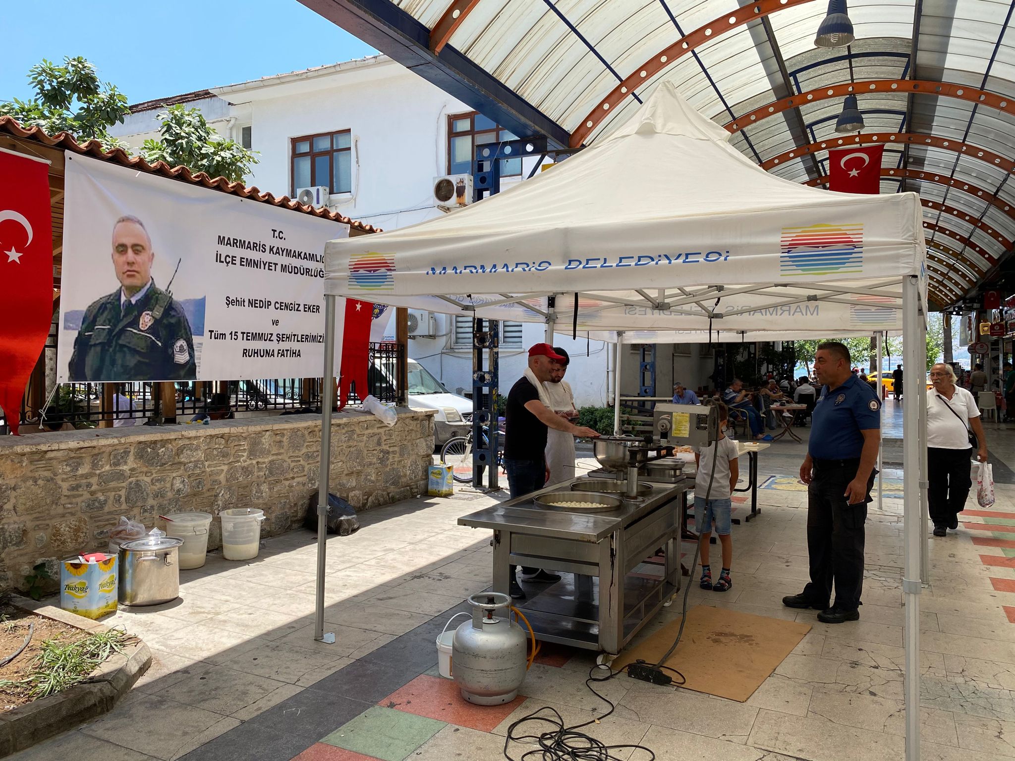 ŞEHİT POLİSLER İÇİN LOKMA DAĞITILDI DUALAR OKUNDU