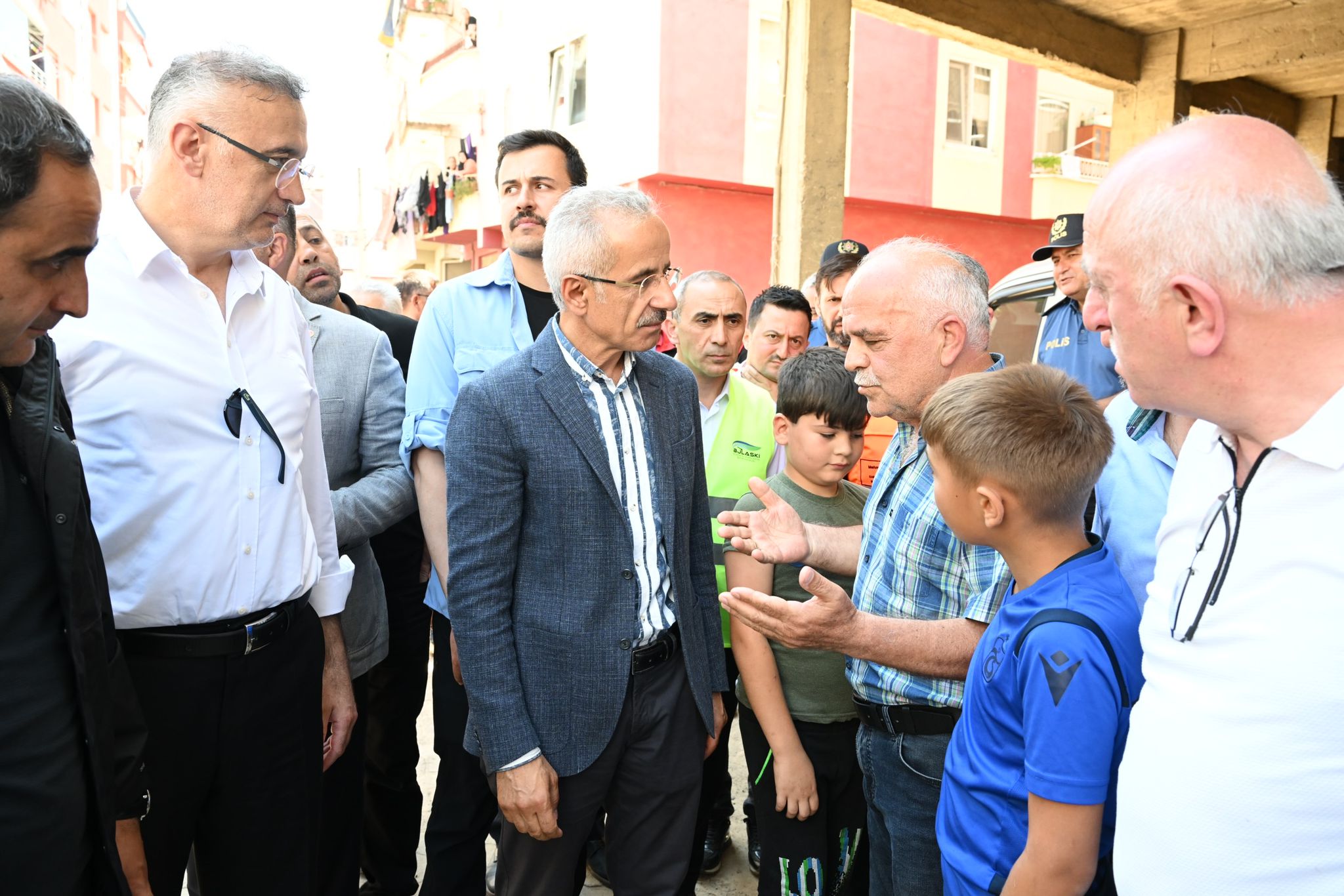 ULAŞTIRMA BAKANI URALOĞLU SELZEDE ÇOCUKLARIN TALEBİNE DUYARSIZ KALMADI