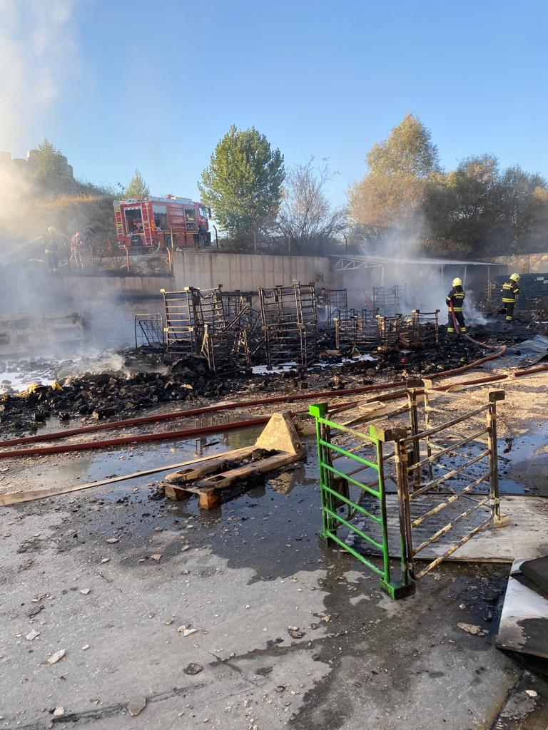 MENTEŞE'DE LOJİSTİK FİRMASINA AİT DEPO YANGINI SÖNDÜRÜLDÜ