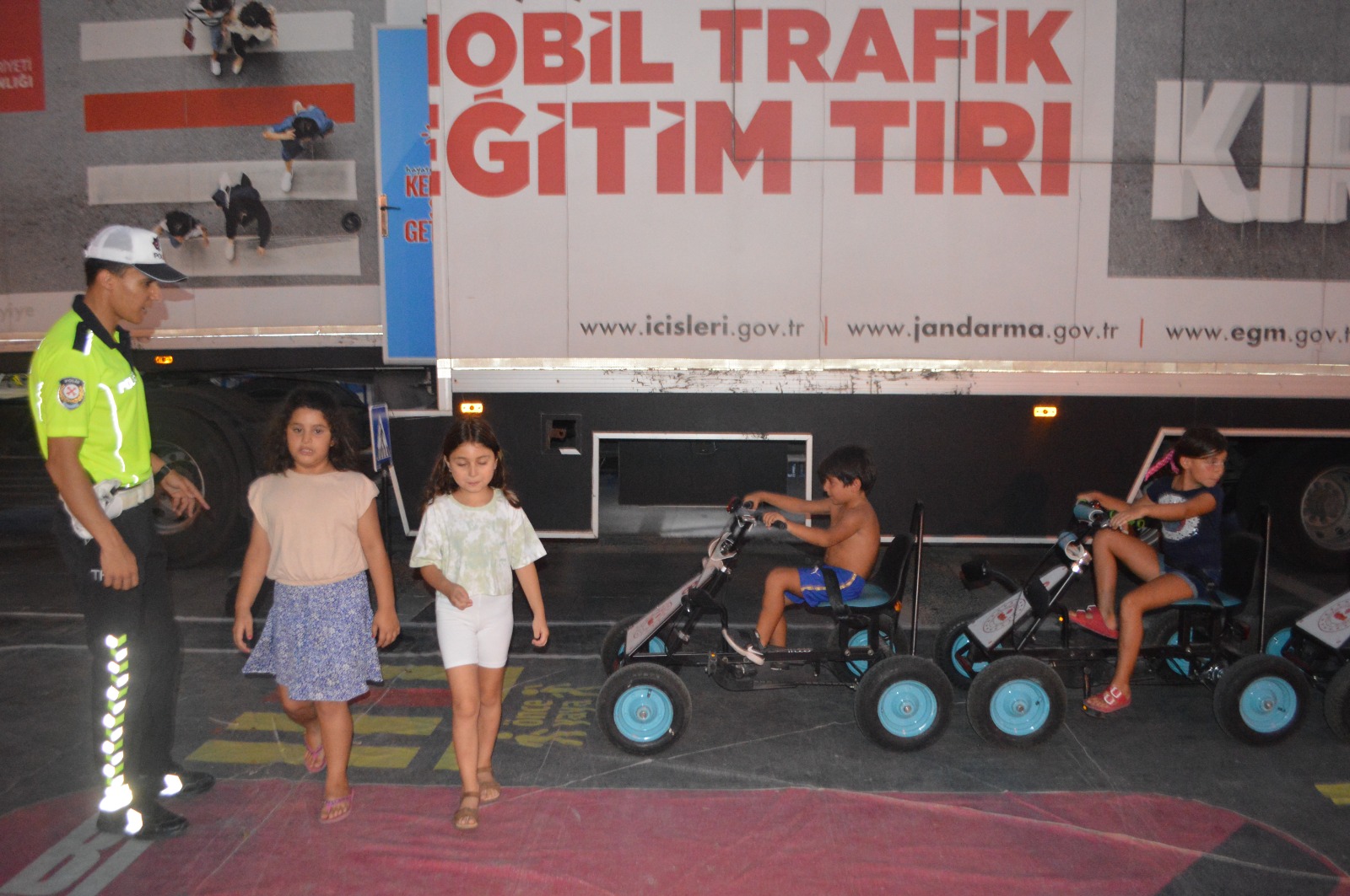 MOBİL TRAFİK TIRINDA ÇOCUKLAR HEM ÖĞRENDİ HEM EĞLENDİ