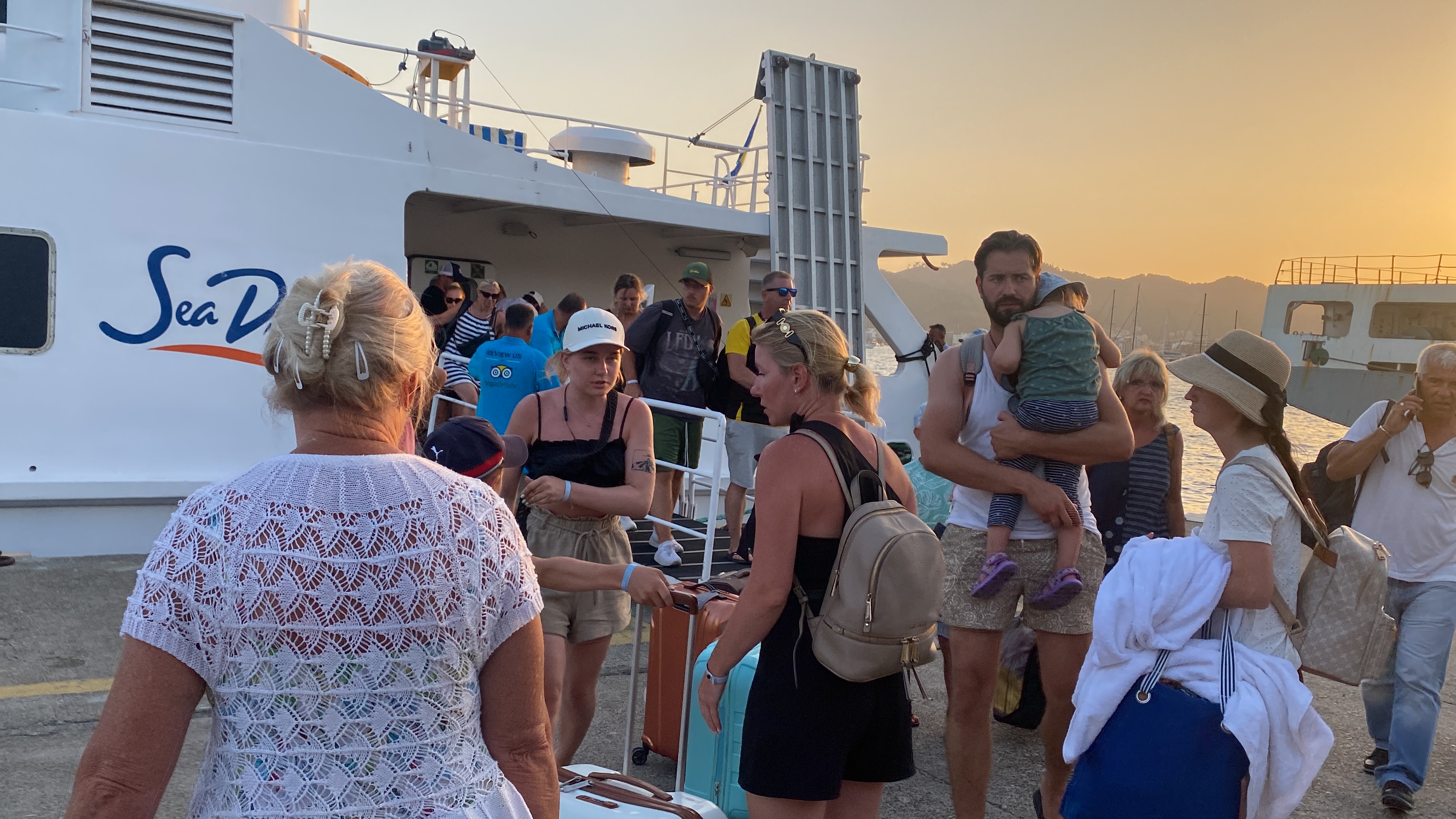 RODOS'TAKİ YANGINLARDA TAHLİYE EDİLEN 95 TURİST MARMARİS'E GELDİ