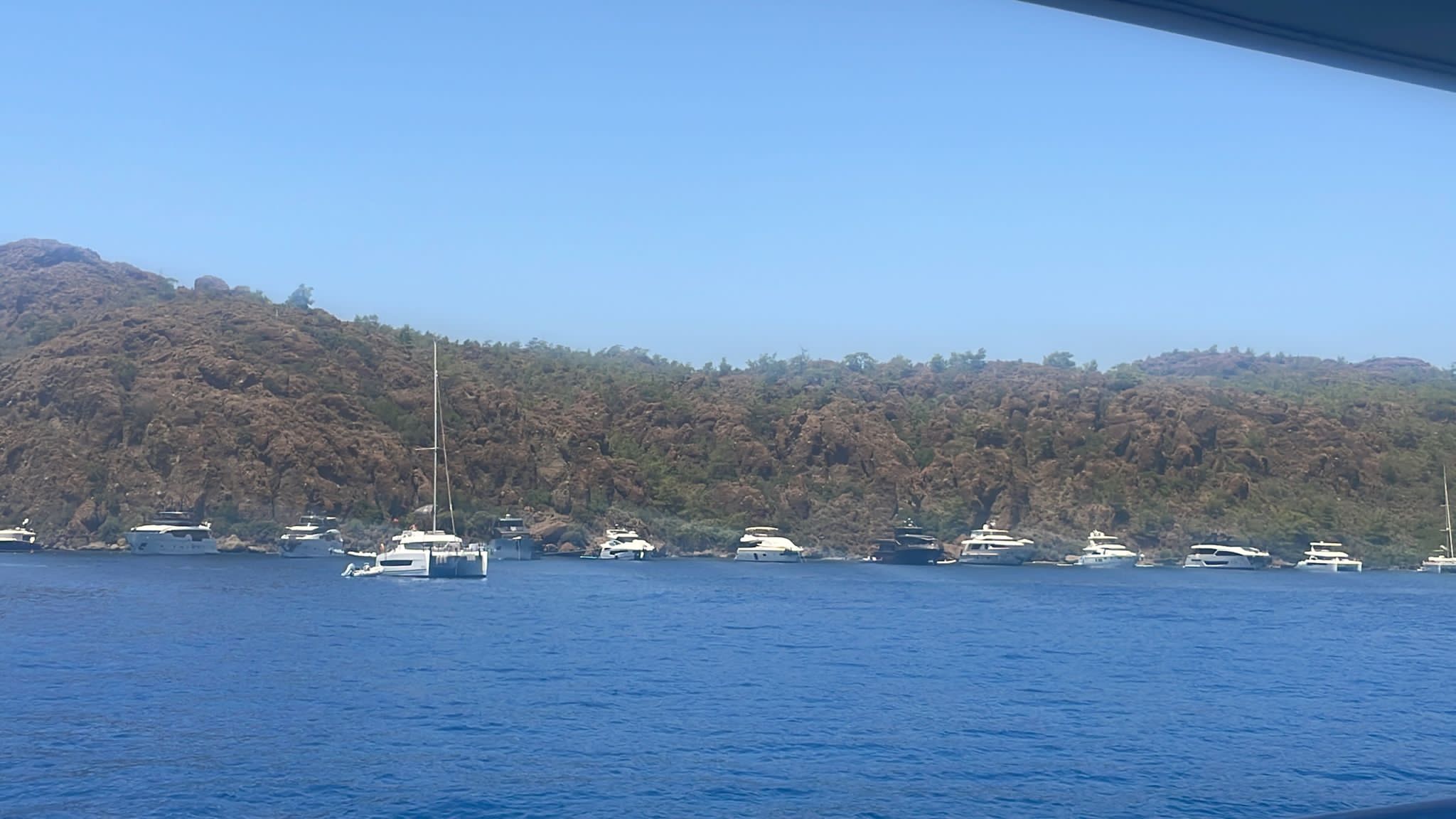RODOS'TAKİ YANGINLAR MARMARİS KOYLARINDAKİ YAT SAYISINI ARTTIRDI