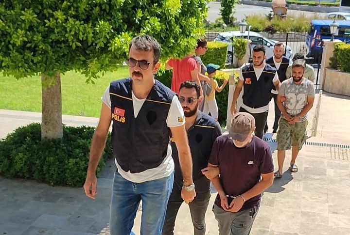 ÇEYİZ KAMYONETİ OYUNUNU POLİS BOZDU 12 MÜLTECİ VE OPERATÖRLERİ KAÇAMADI
