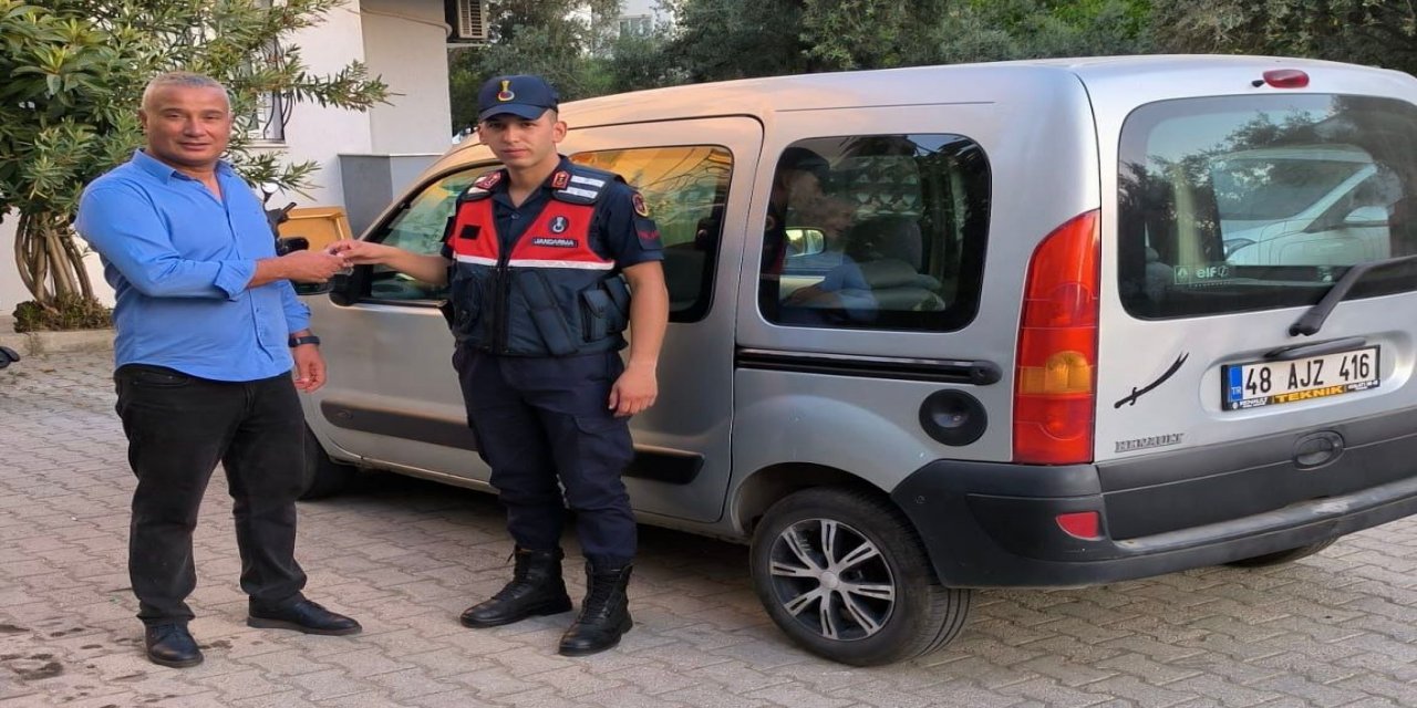 JANDARMA ÇALINAN ARABAYI BULUP SAHİBİNE TESLİM ETTİ