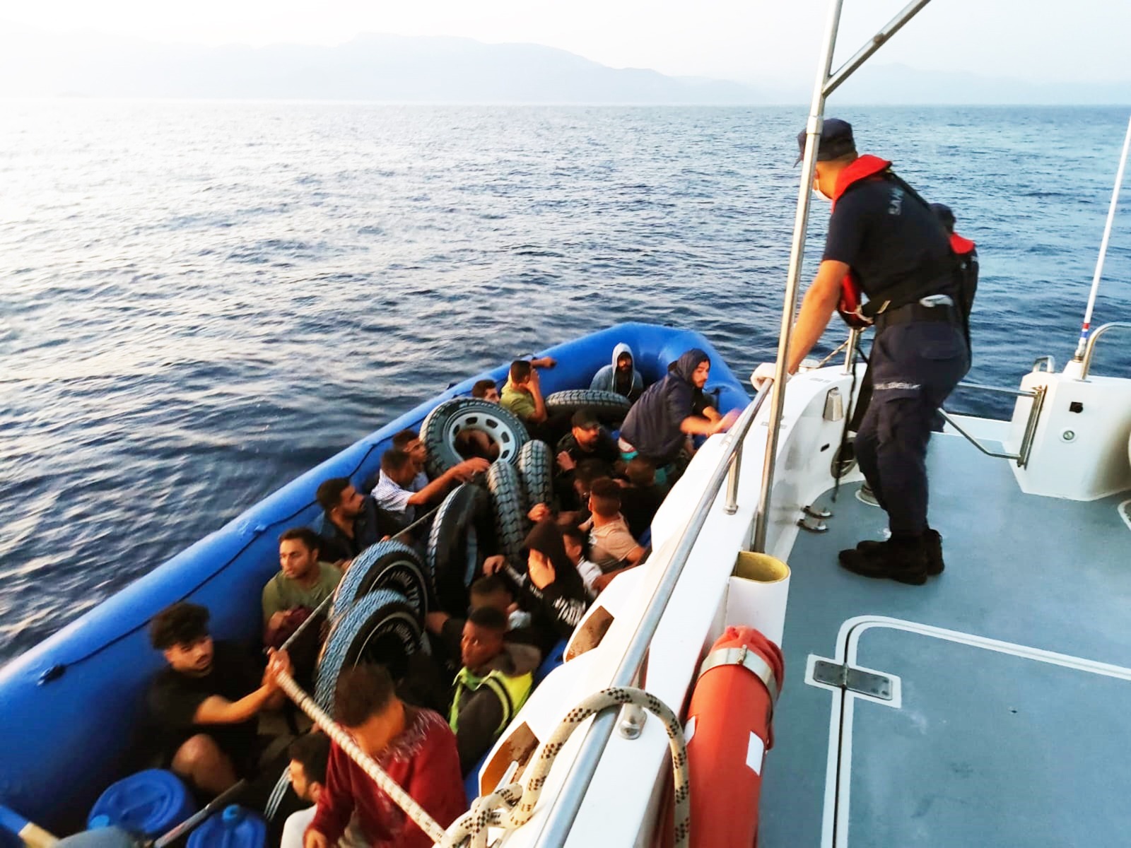 DATÇA'DA 2 AYRI BOTTA37 DÜZENSİZ GÖÇMEN KURTARILDI
