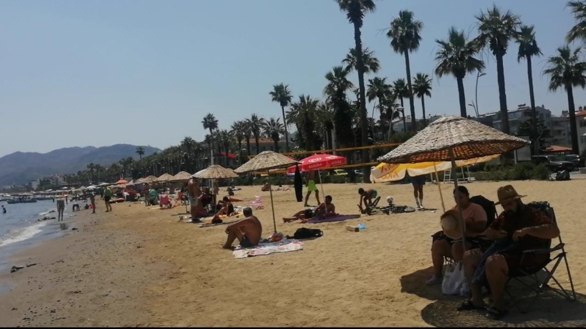 Marmaris’te sıcak havadan bunalanlar sahile akın etti