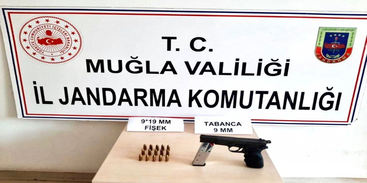 JANDARMA KONTOLÜNDEN KORKUP TABANCASINI ARAZİYE ATTI
