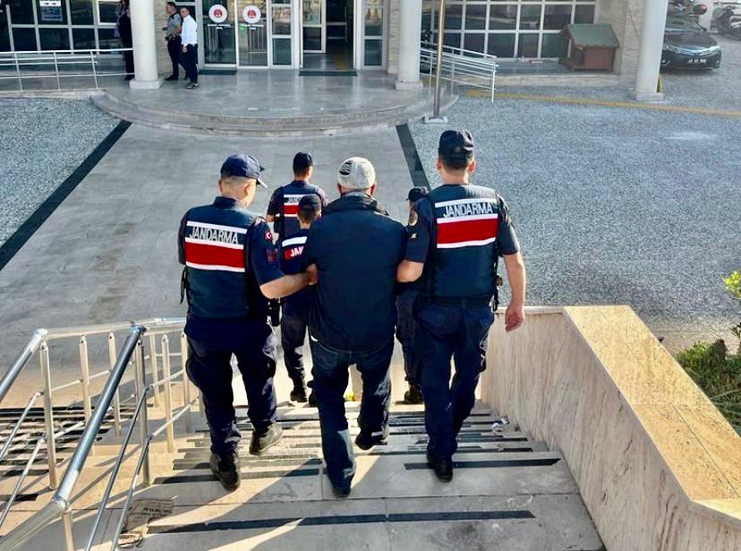 CİNAYET SUÇUNDAN 22 YILLA ARANIYORDU JANDARMAYA YAKALANDI