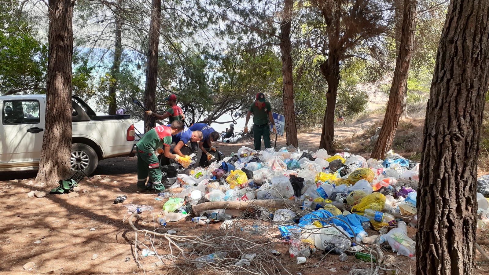 AKBÜK KOYU'NDAN 2 TON ÇÖP TOPLANDI