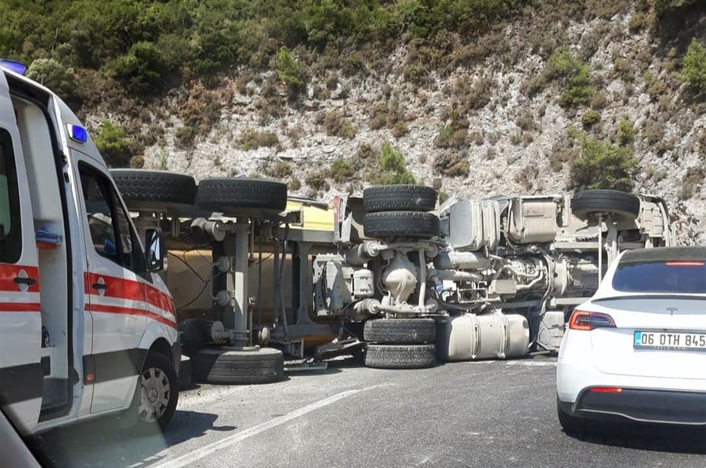 KUM YÜKLÜ TIR KAZASI SAKARTEPEYİ KAPATTI