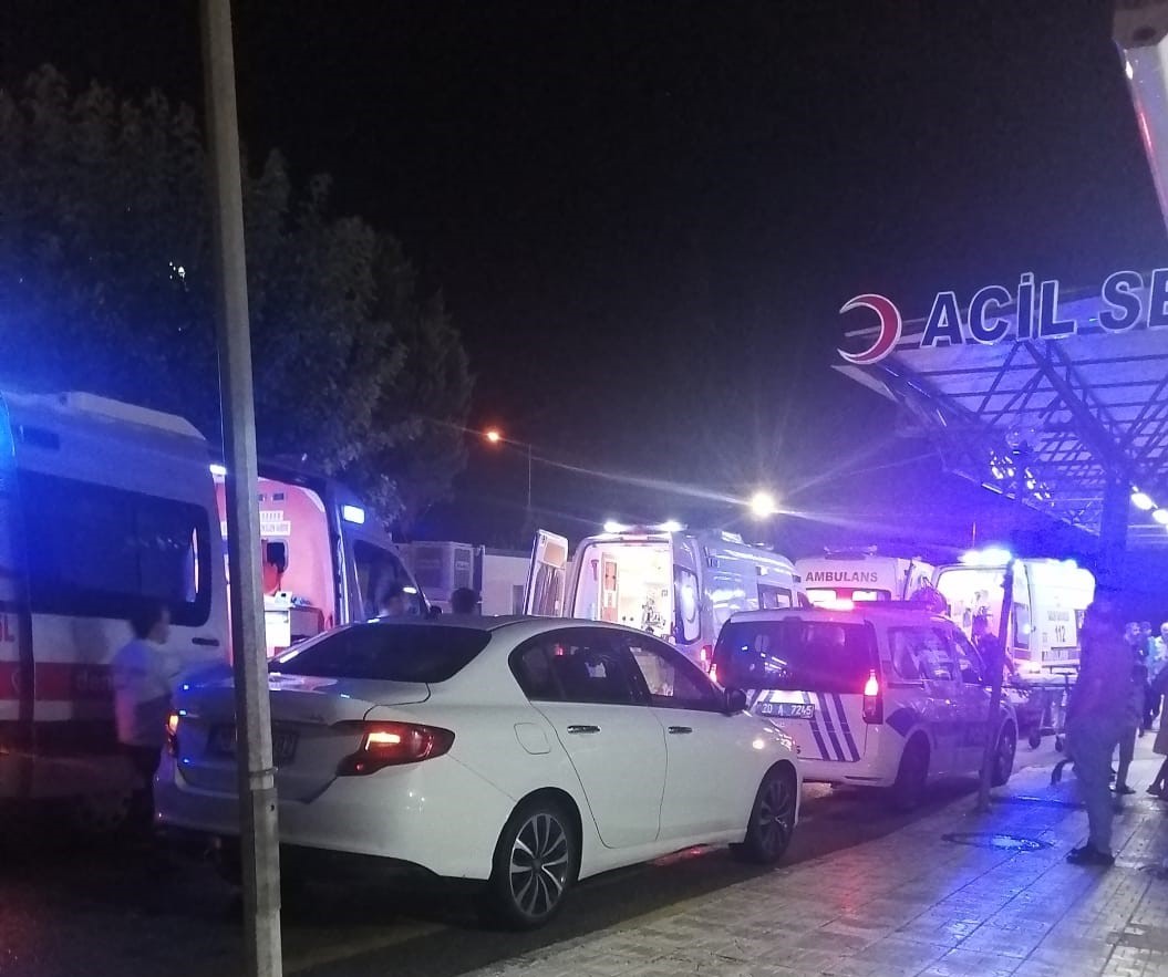 DENİZLİ'DE ZİNCİRLEME TRAFİK KAZASINDA 3 ÖLÜ 50 YARALI