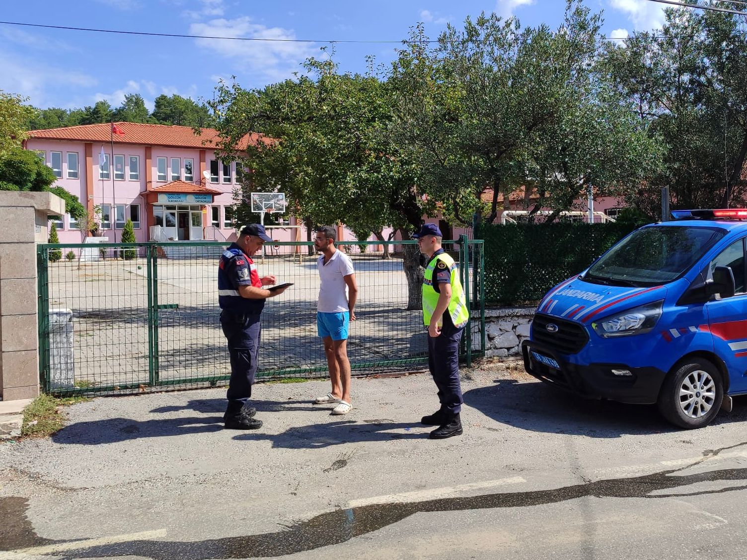 MUĞLA GENELİNDE OKUL ÇEVRELERİNDE GÜVENLİK HAD SAFHAYA ÇIKARILDI