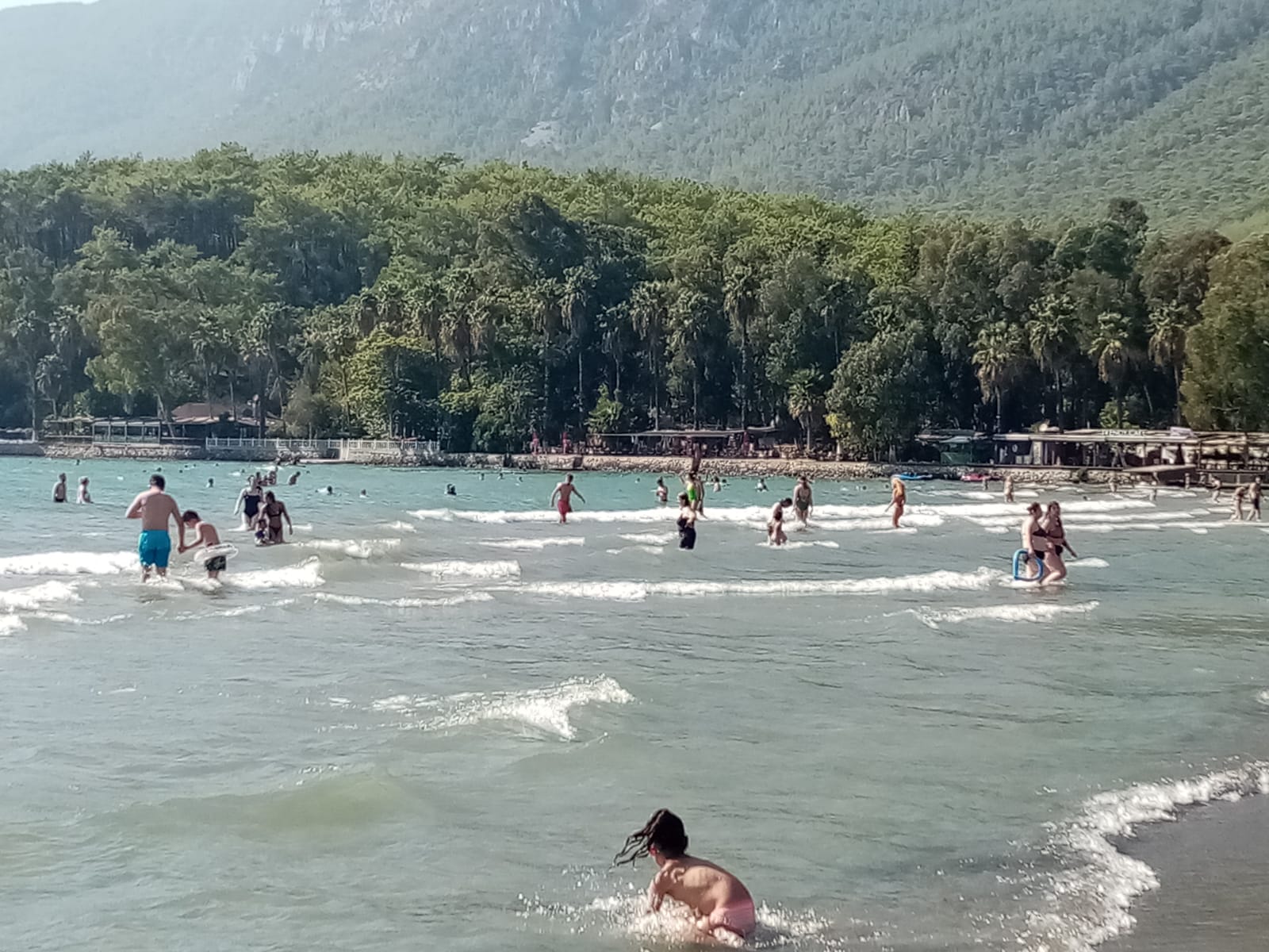 Akyaka'da yaz bitmedi sahiller hala dolup taşıyor