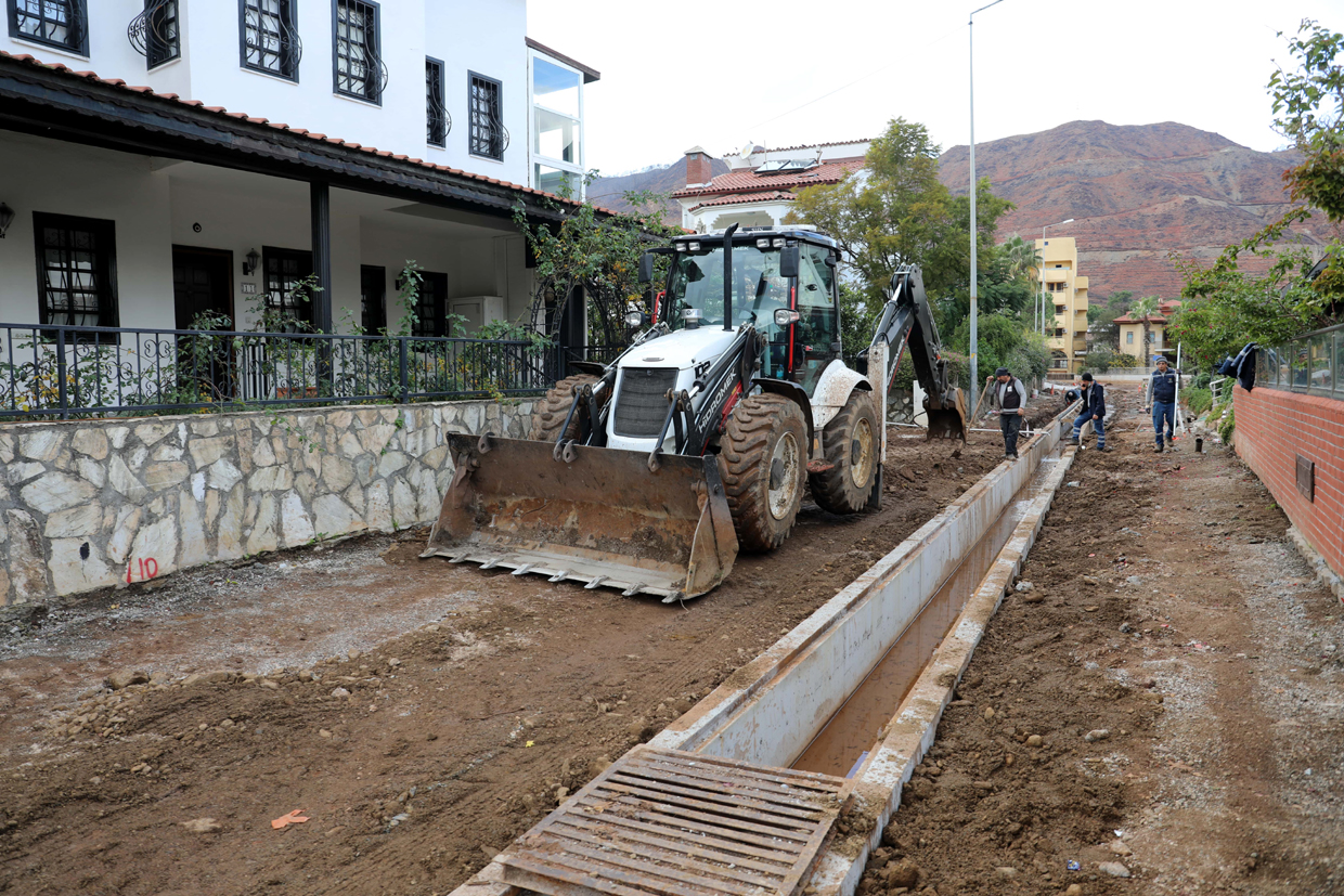 MARMARİS BELEDİYE FEN İŞLERİ EKİPLERİNDEN HİZMET İÇİN YOĞUN MESAİ