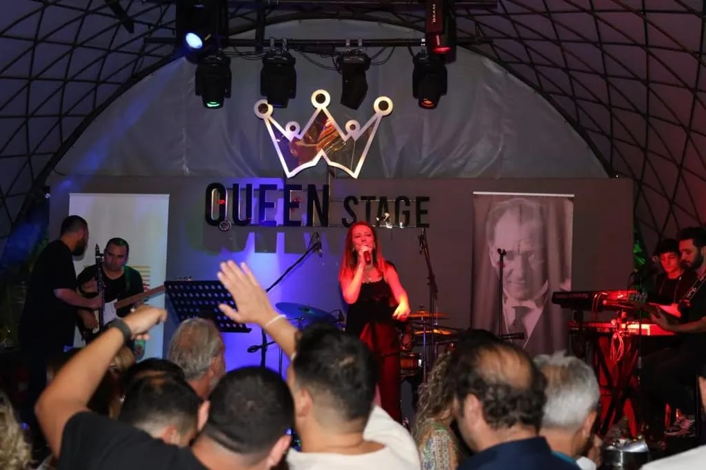 QUEEN STAGE BU KEZ SAHNESİNİ ZEHRA İÇİN AÇTI
