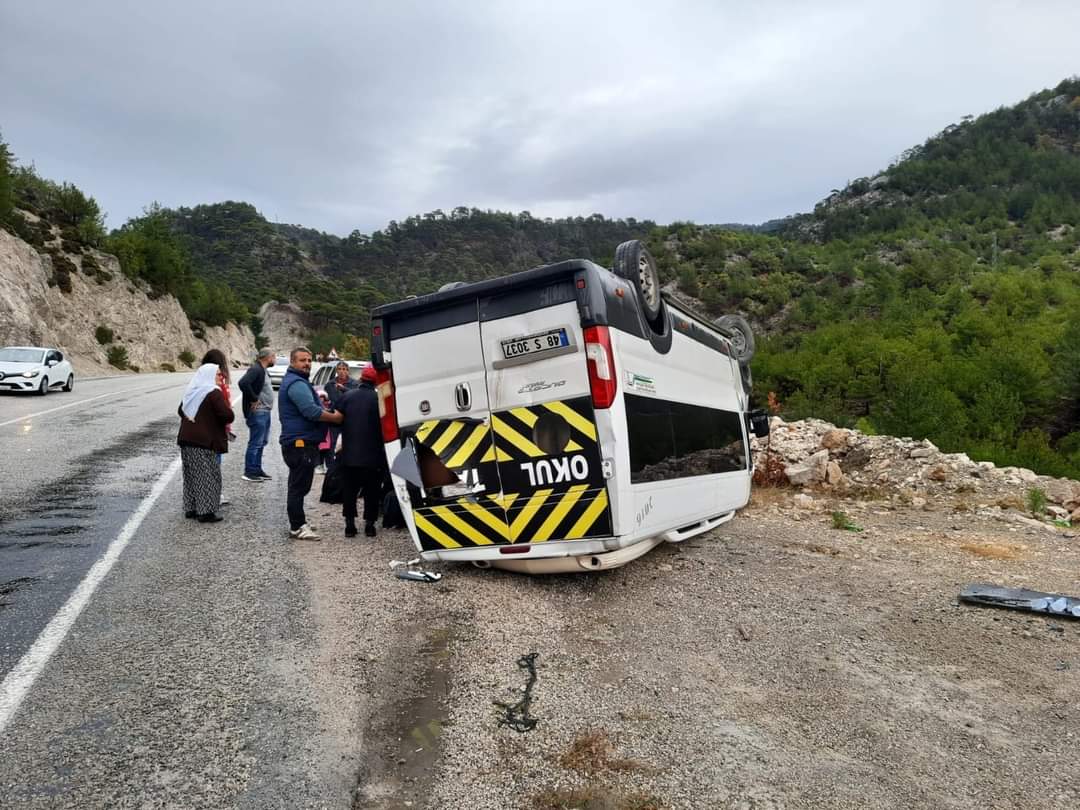 SEYDİKEMER'DE ÖĞRENCİ SERVİSİ KAZASI 9 YARALI