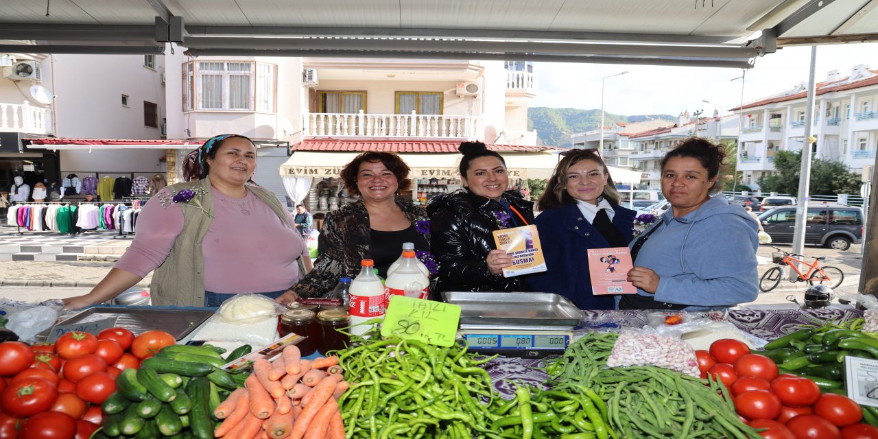 BELEDİYE'DEN KADINLARA HEM BROŞÜR HEM ÇİÇEK