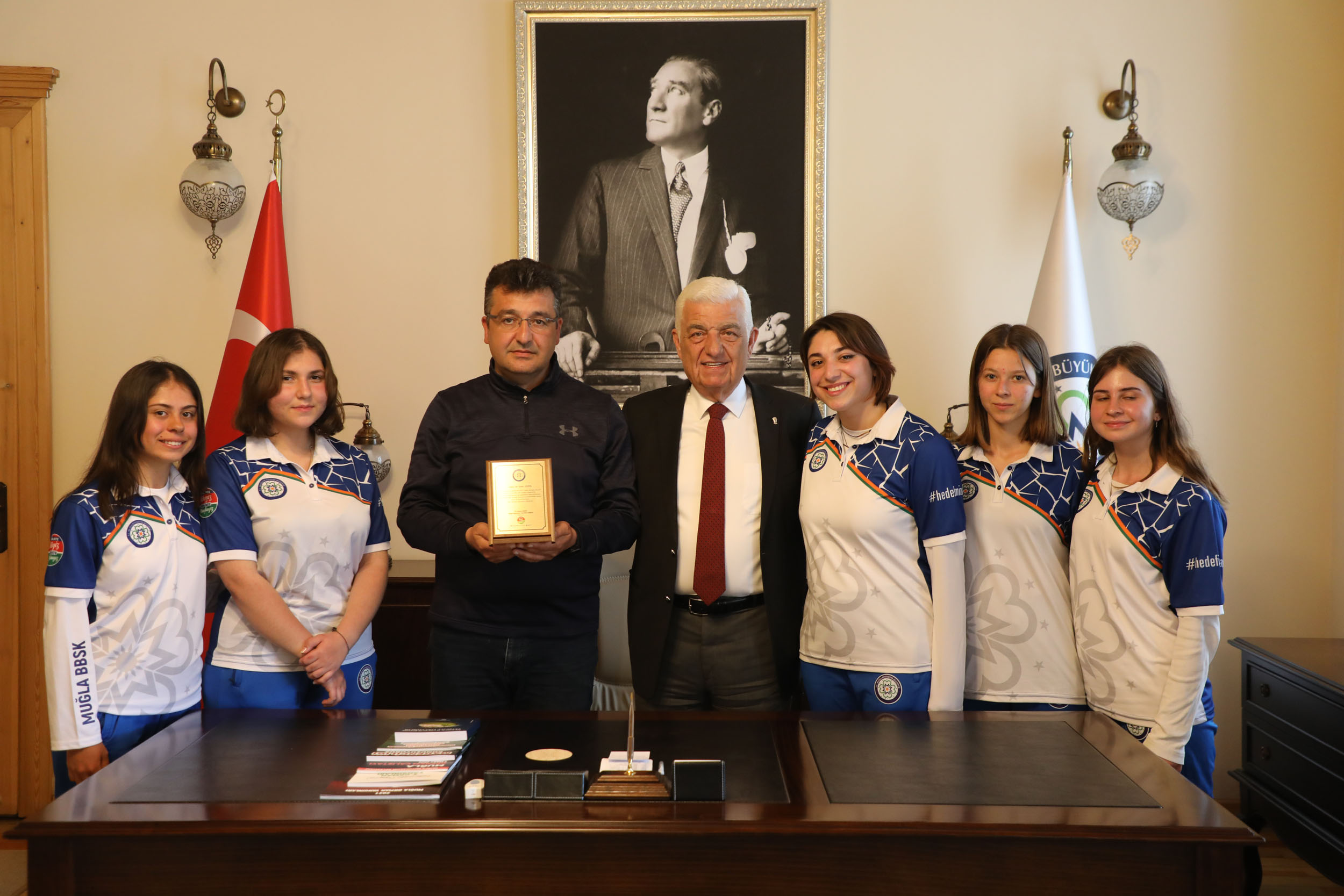 sampiyon-okculardan-baskan-gurune-ziyaret-3.jpg