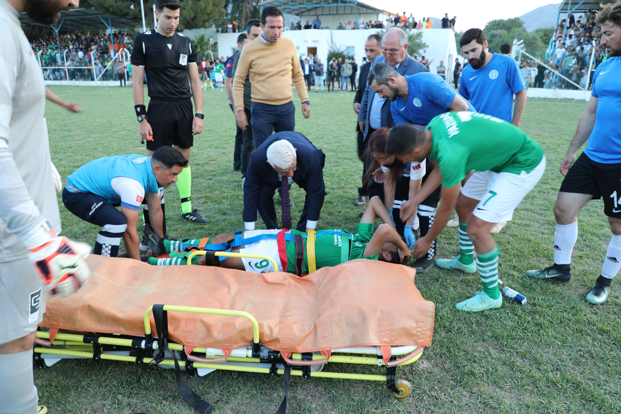 futbolcuya-ilk-mudahale-baskan-gurunden-6.jpg