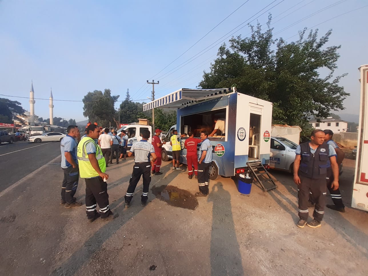 buyuksehir-personeli-marmaris-yangininda-teyakkuz-halinde-2.jpg
