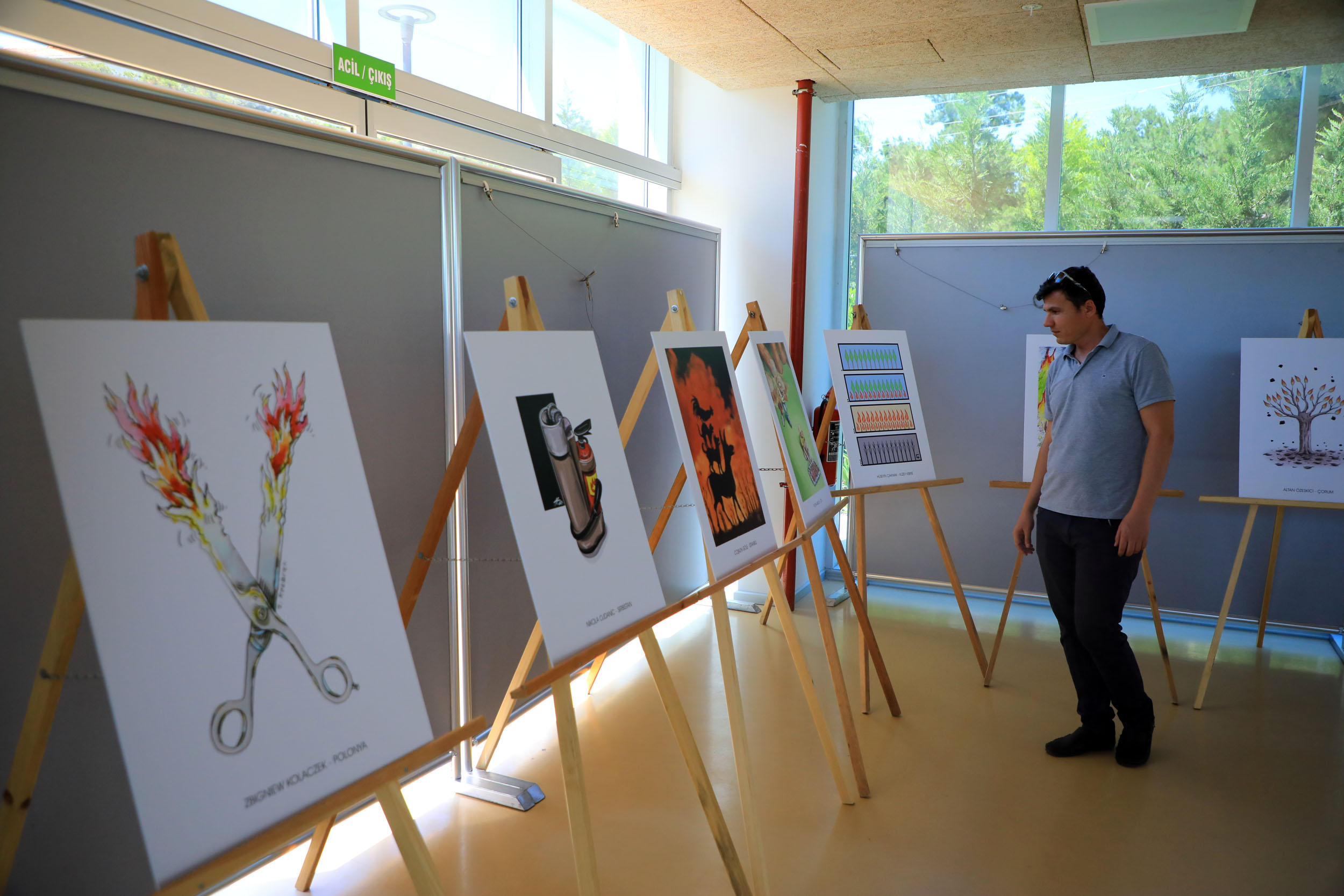 yangin-temali-karikatur-yarismasinin-eserleri-sergileniyor-2.jpg